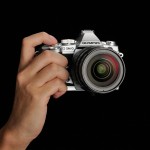 E-M1_SLV_12-40F28_designimage_hand
