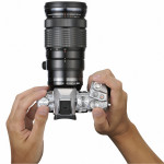 E-M1_SLV_40-150F28_top_hand