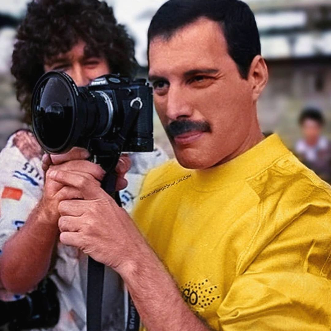 Curioisty: Freddie Mercury trying out a fisheye on an Olympus SLR – 43